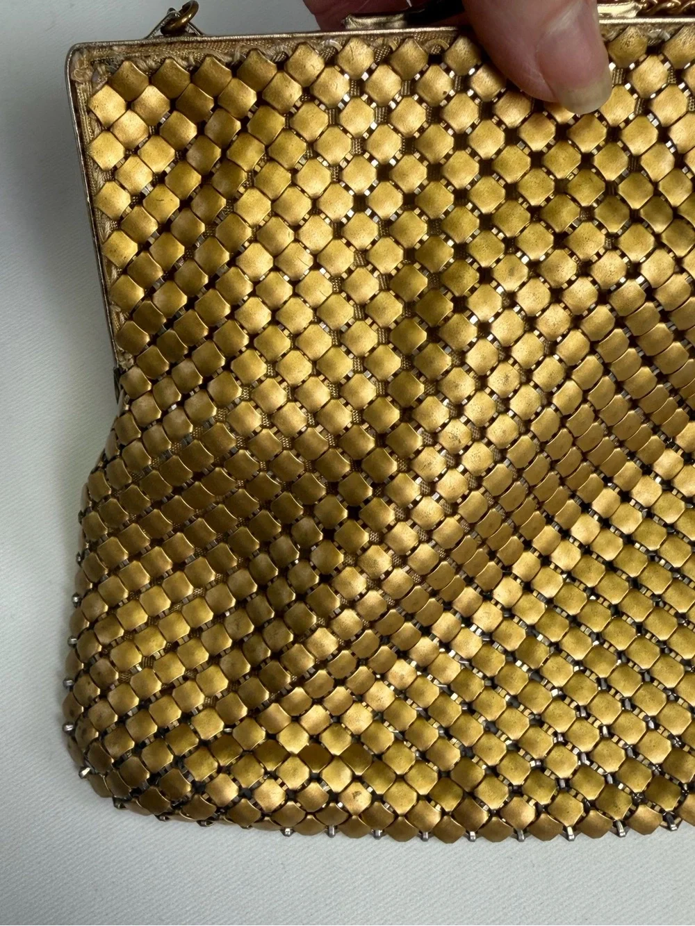 Vintage Beauty - Gold Chainmail Tiny and Elegant Evening Bag - excellent vintage - Picture 4 of 16